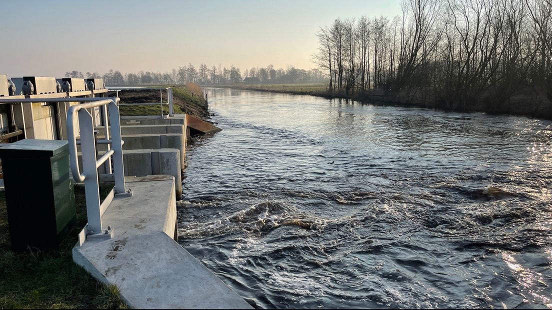 Het water stroomt uit de berging