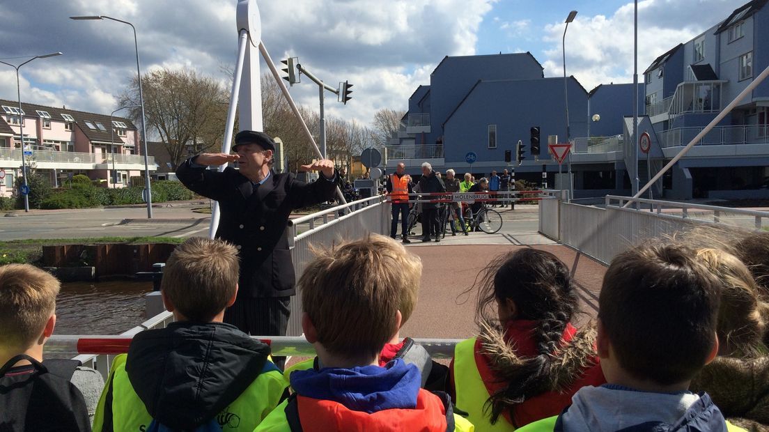 De kinderen mogen als eerste over de brug (Rechten: RTV Drenthe / Margriet Benak)