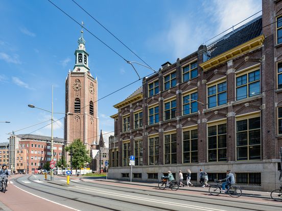 De Haagse Toren van de Grote Kerk bestaat 600 jaar: D66 wil dit hoog van de toren blazen