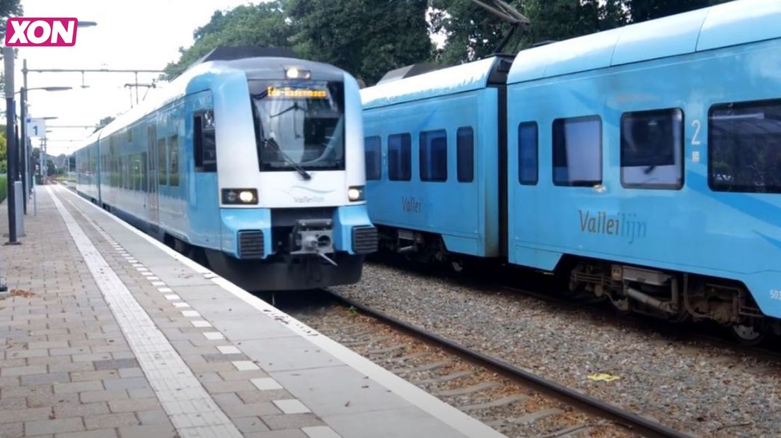 Twee treinen van de Valleilijn