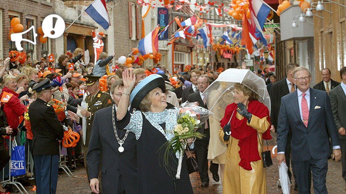 Koningin Beatrix en familie in Meppel op Koninginnedag in 2002 (Rechten: ANP/Ed Oudenaarden)