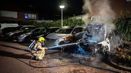 Autobranden • vuurwerk gegooid naar politie