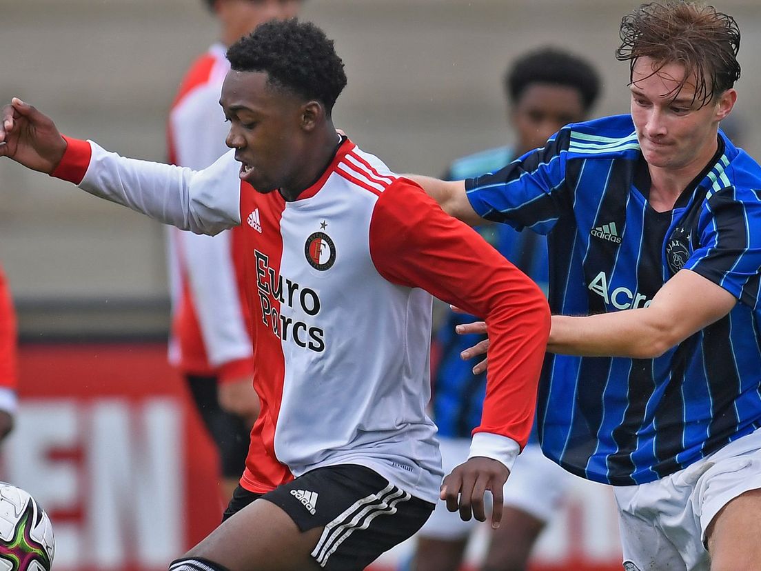 Antoni Milambo in actie tijdens Feyenoord O18 - Ajax O18