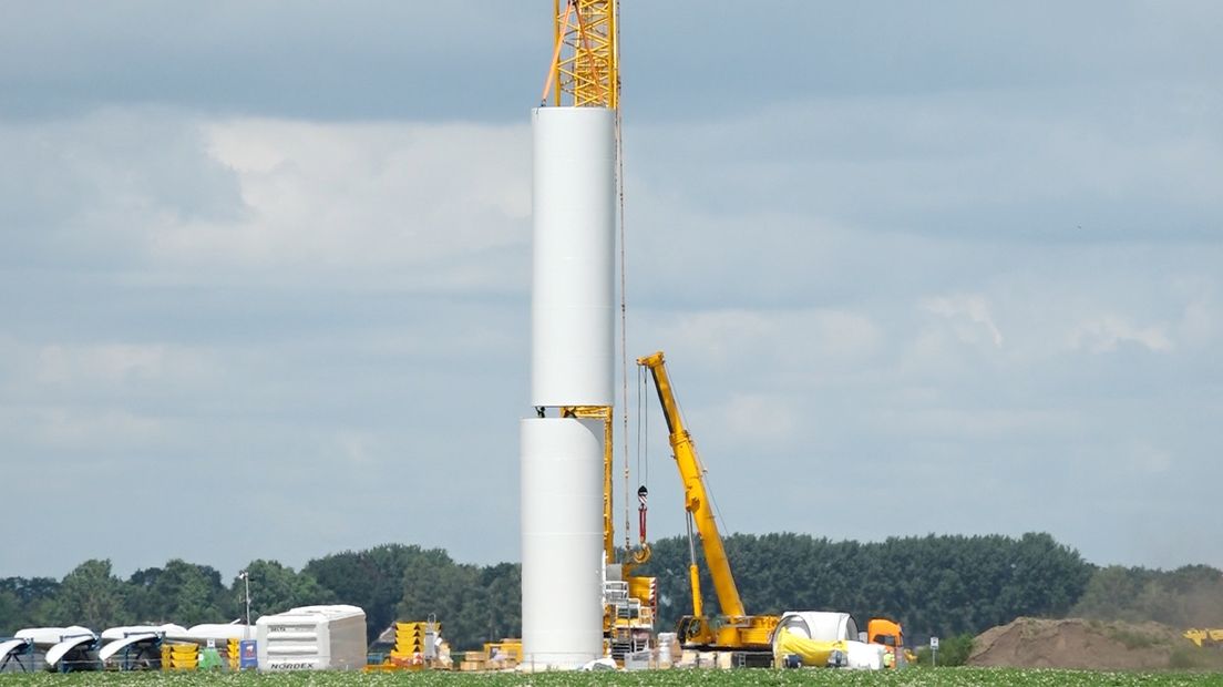 Onderdelen van de mast van de windmolen worden op elkaar gezet
(Rechten: Steven Stegen / RTV Drenthe)