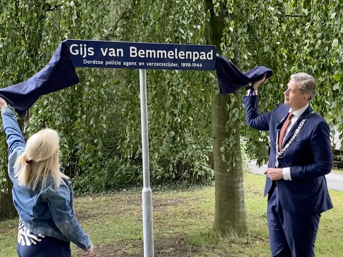 Achterkleindochter Esther van Velzen-van Bemmelen en burgemeester Wouter Kolff onthullen het Gijs van Bemmelenpad