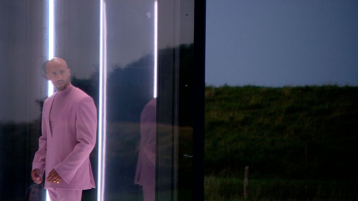 Willem de Bruin met Spuug van God in een weiland in Kats