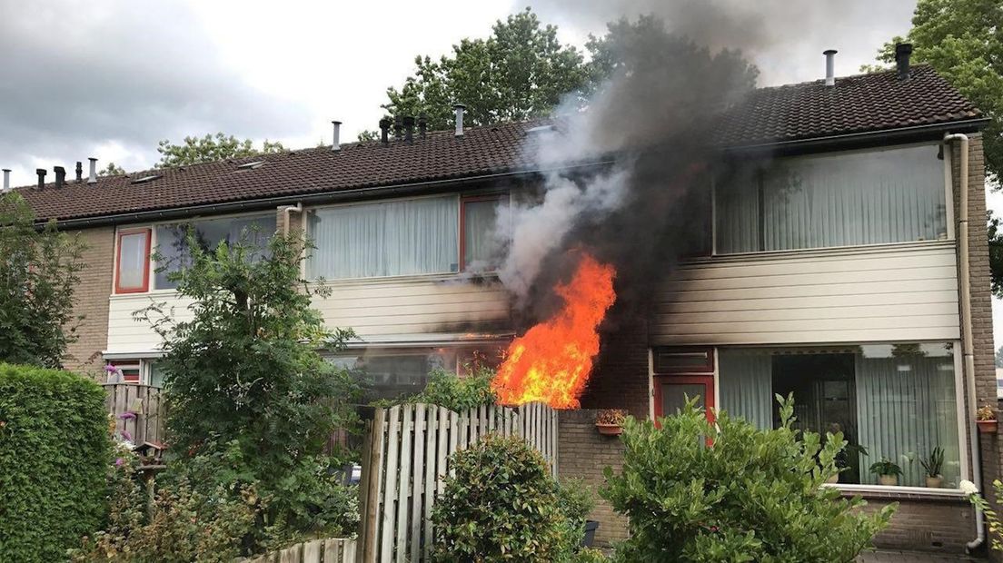 Vlammen slaan uit schuur in Almelo