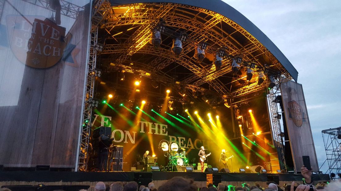 Golden Earring op het podium van Live on the Beach.