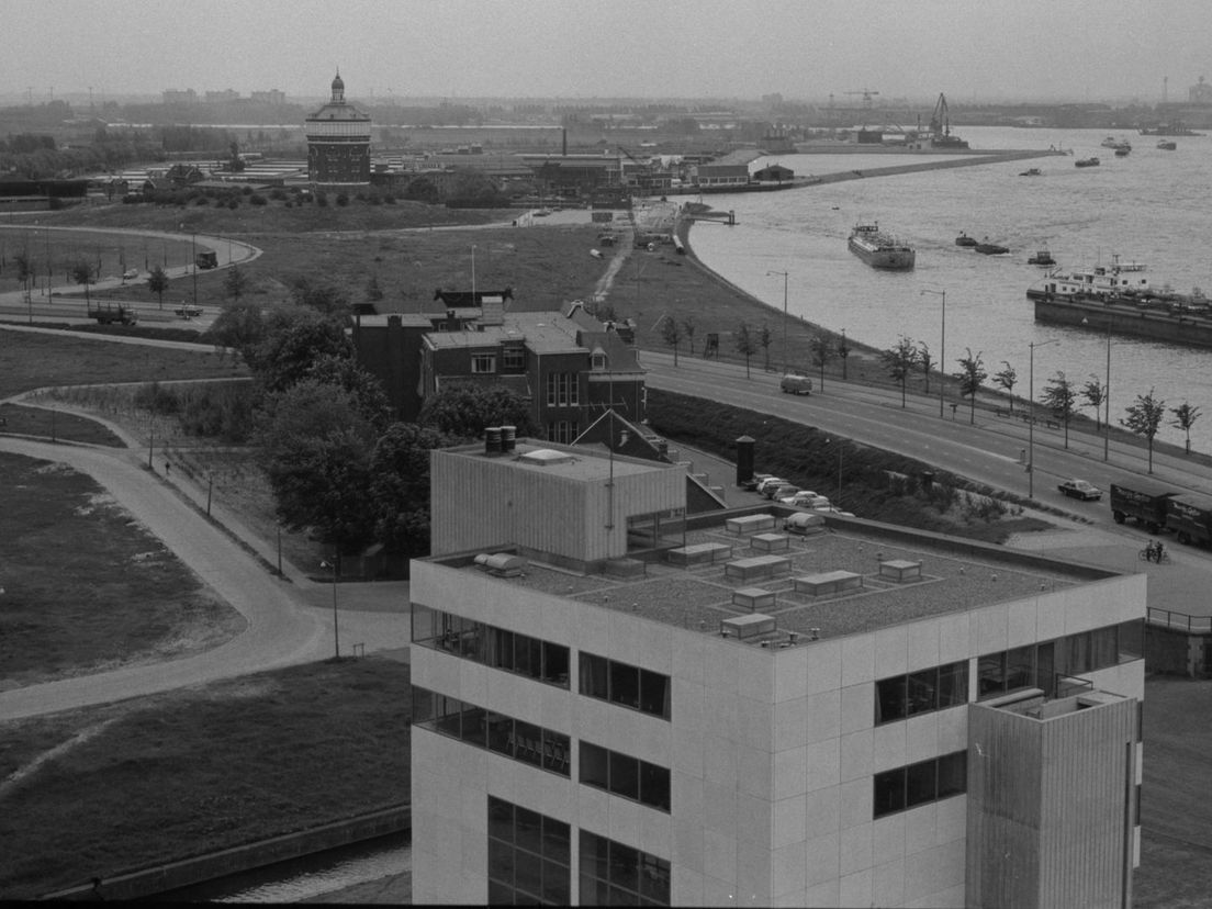 De Oude Plantage en het DWL terrein met op de voorgrond het Visser 't Hooft Centrum (mei 1969)
