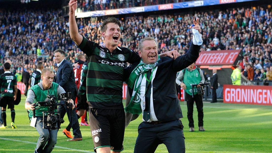 Hans Nijland op het veld na het winnen van de bekerfinale