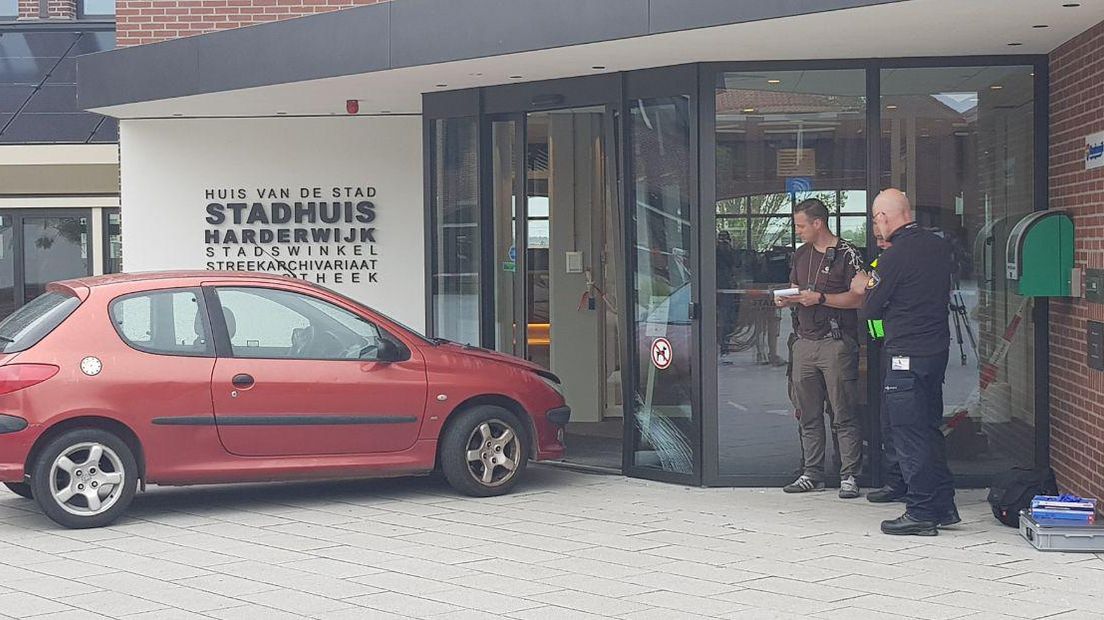 Een automobilist is donderdagmiddag tegen de voorgevel van het stadhuis aan de Havendam in Harderwijk gereden. De man is na een uur zoeken aangehouden. Het motief van de bestuurder is nog onduidelijk.