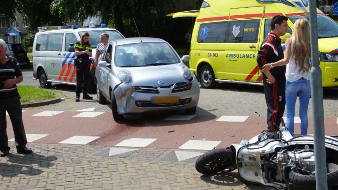 De scooterrijder raakte gewond (Rechten: Van Oost Media)