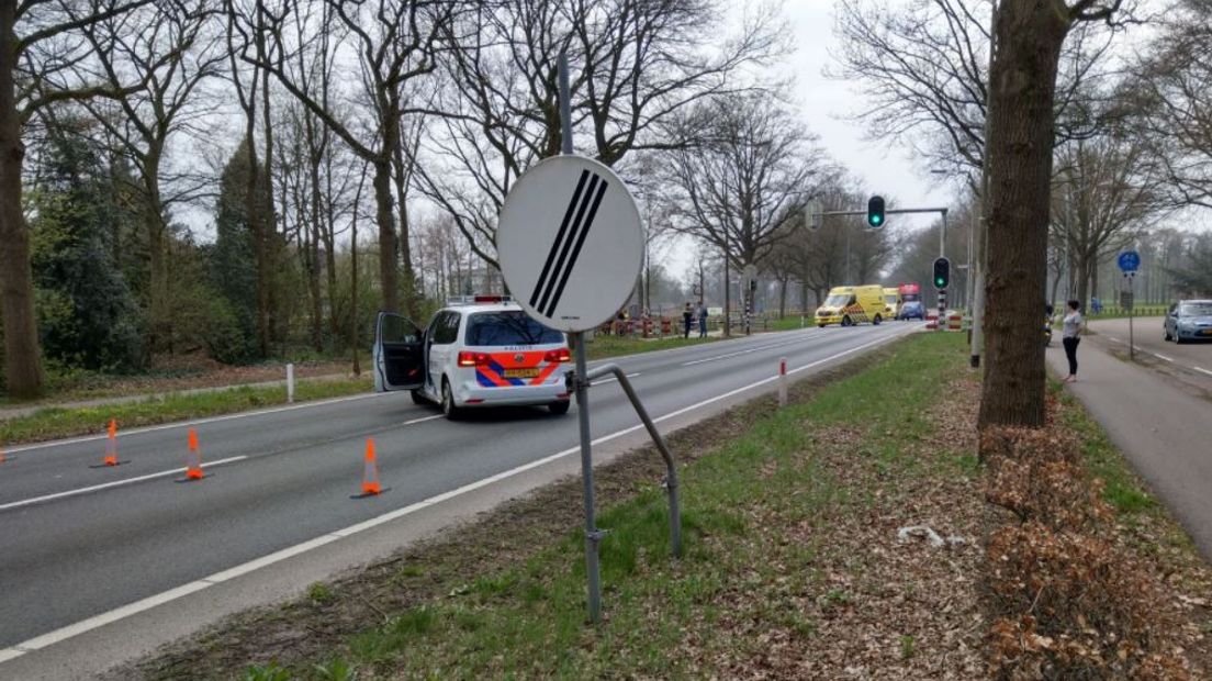 De Rijksweg (N224) in Ede was woensdag urenlang in beide richtingen afgesloten na een dodelijk ongeluk.