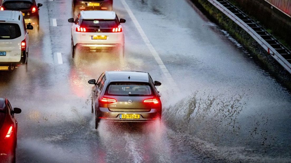 Autobanden moeten per seconde heel veel water verplaatsen tijdens hevige regenval waardoor aquaplaning kan ontstaan.