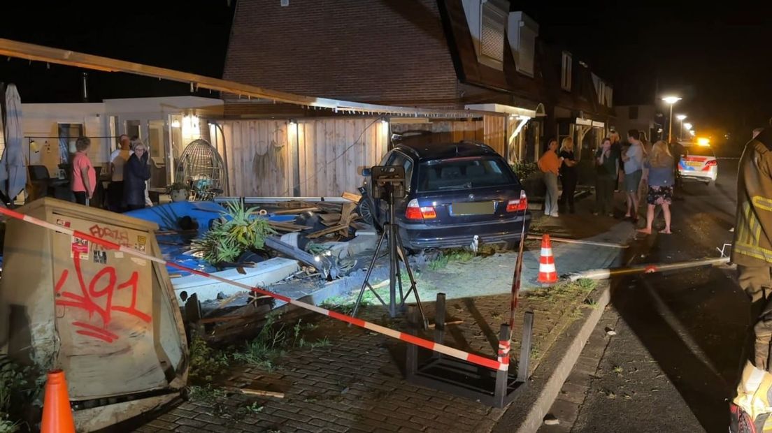 Een auto reed in Glanerbrug door een schutting en belandde bijna in een zwembad.