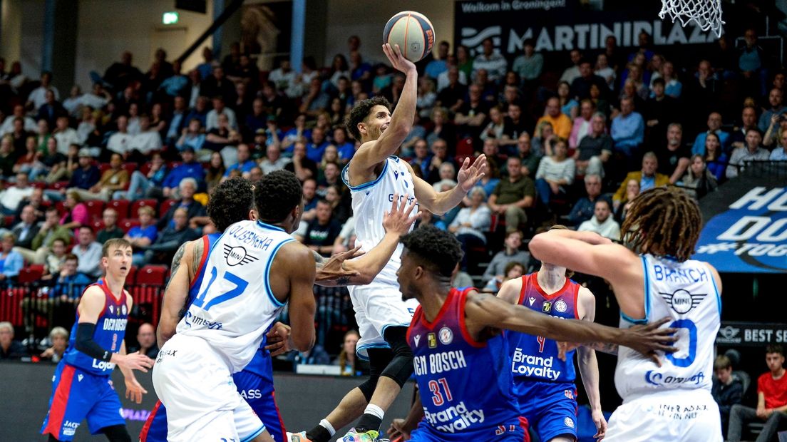 Leon Williams waagt een poging namens Donar