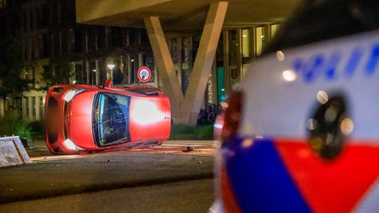 Auto belandt op zijn kop bij botsing in Oss, meerdere hulpdiensten ter plaatse. Auto belandt op zijn kop bij botsing in Oss, meerdere hulpdiensten ter plaatse.