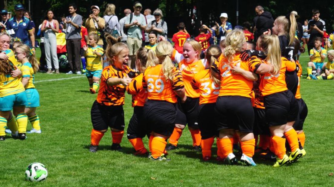 Het Nederlandse damesvoetbalteam na de poulefasewinst tegen voormalig wereldkampioen Australië.