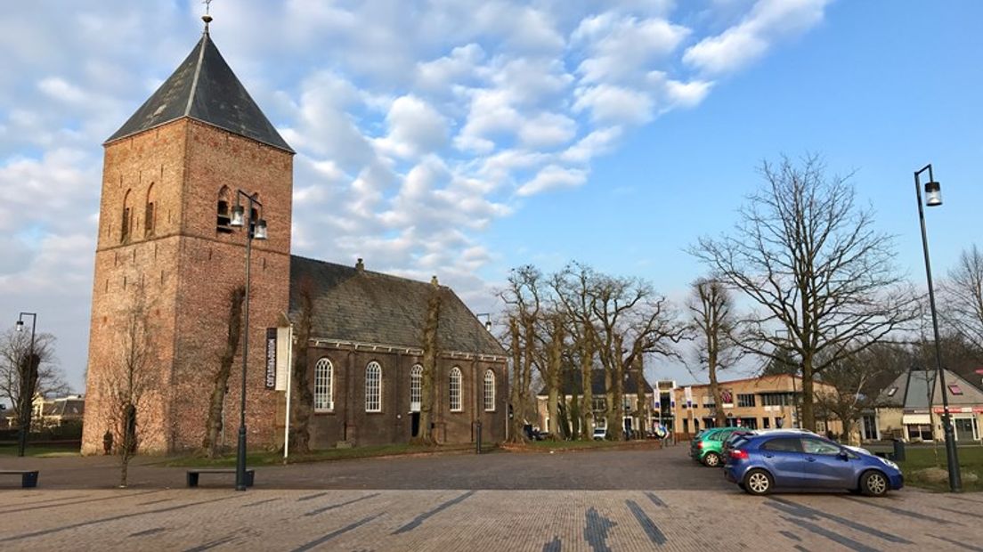 De gemeente presenteerde gisteren drie mogelijkheden om auto's van het plein bij de kerk te weren. (Rechten: archief RTV Drenthe)