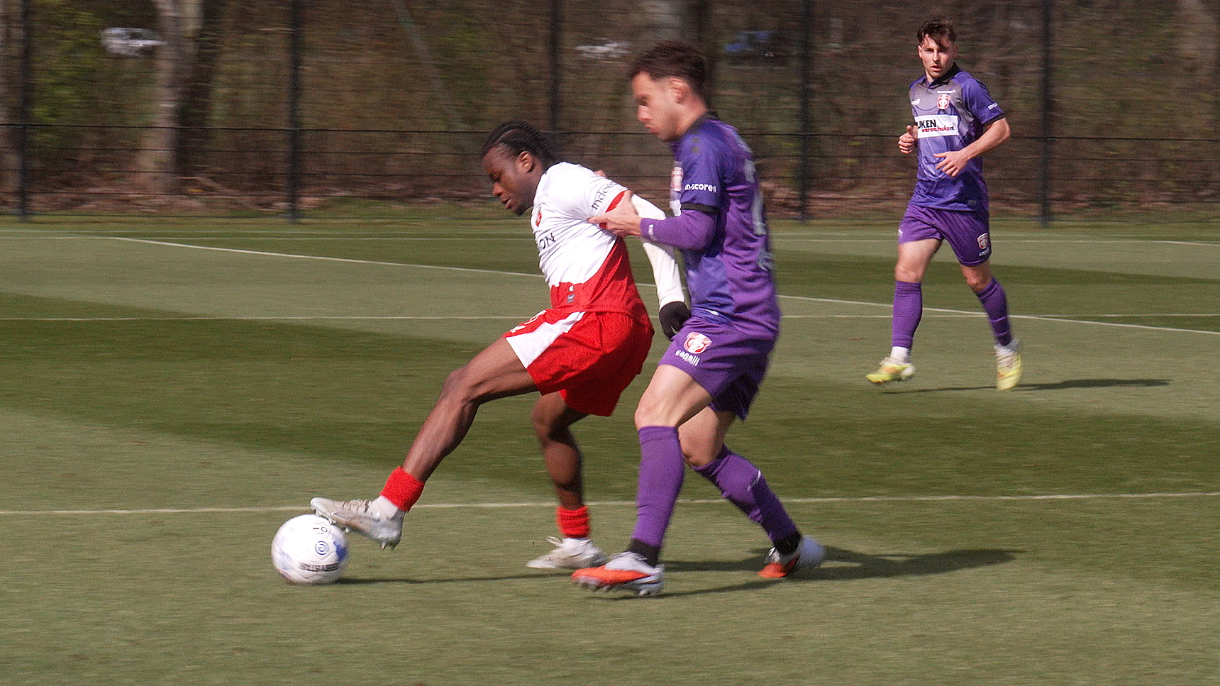 Adiele (18) voelt zich dankzij ‘Ron’ al thuis bij FC Utrecht: 'Zo snel mogelijk debuut maken'