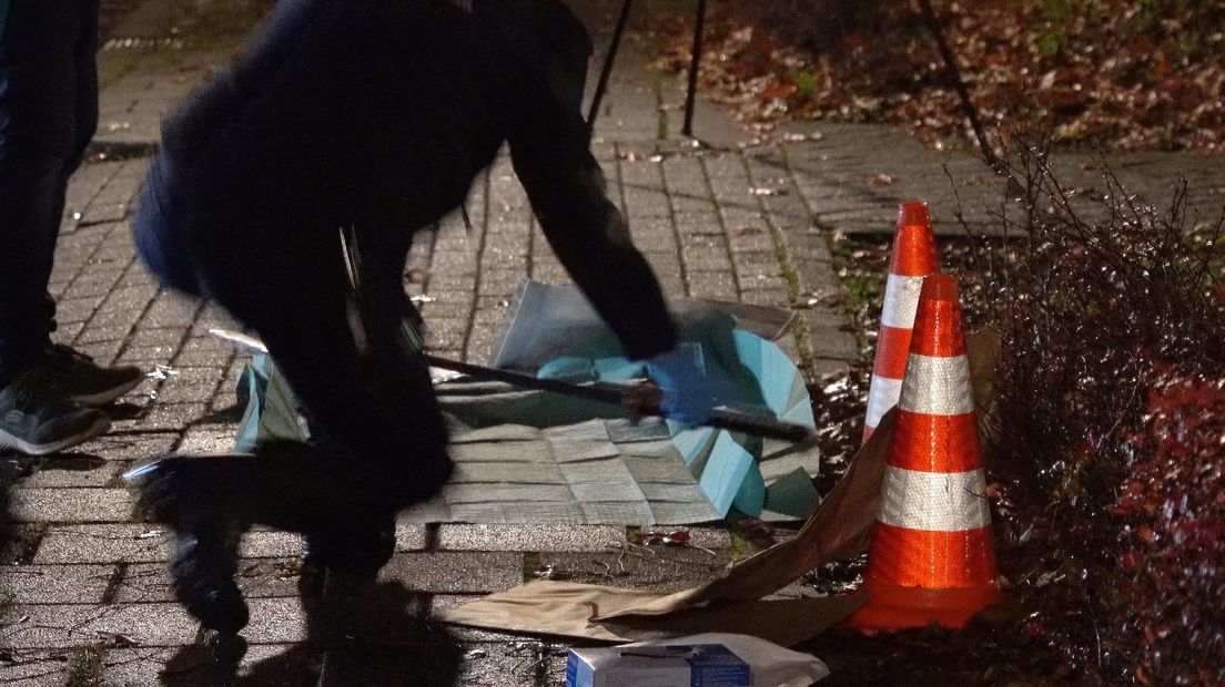 De politie vindt een steekwapen in de omgeving van de woning