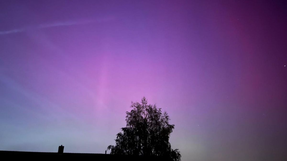 Noorderlicht boven provincie door zonnevlammen die onderweg zijn naar de aarde
