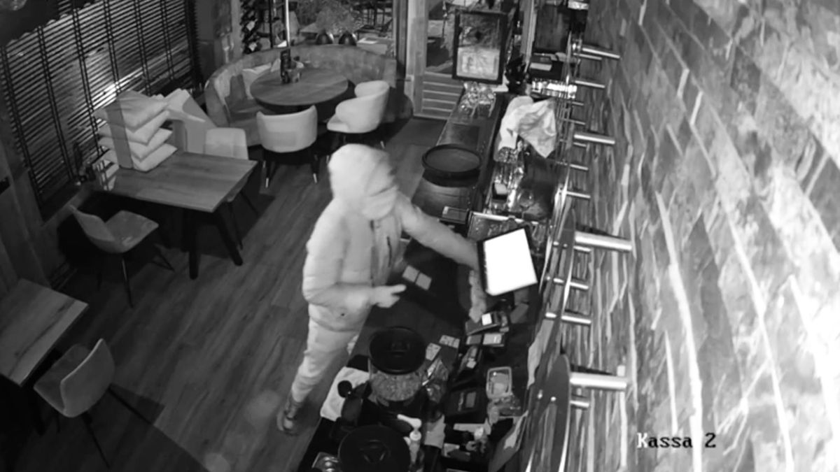 Inbreker rukt razendsnel de kassa los bij café in Wierden
