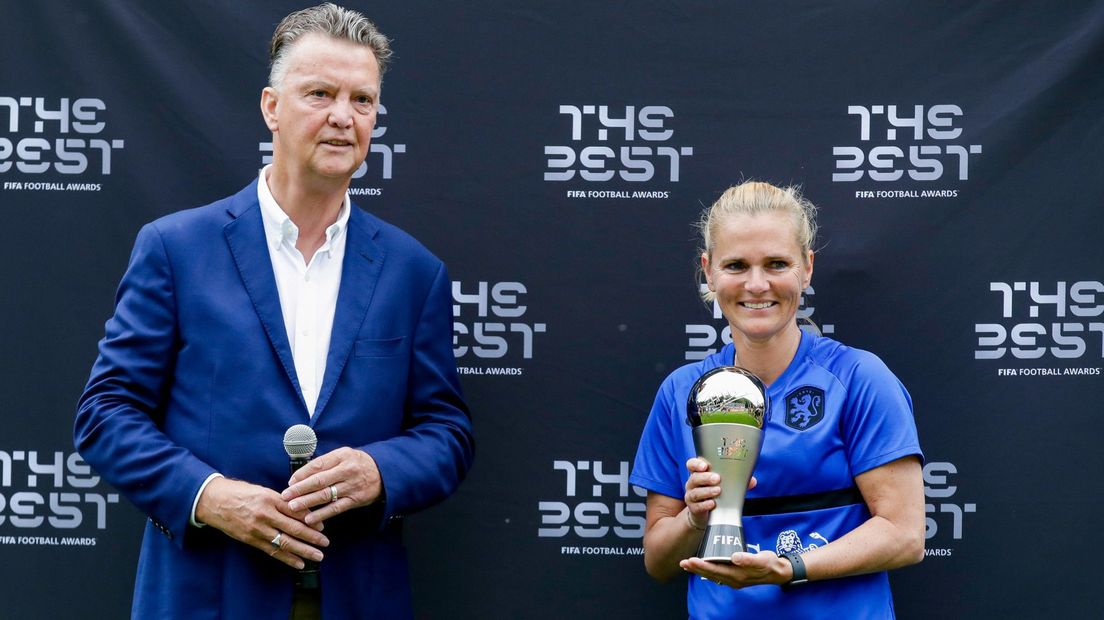 Wiegman ontvangt de trofee ditmaal uit handen van Louis van Gaal I Foto Orange Pictures