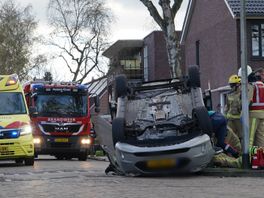 Auto in Asser woonwijk slaat over de kop: bestuurder gewond