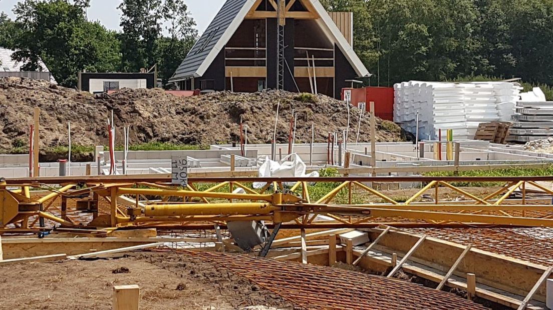 Bouwkraan valt om in Albergen