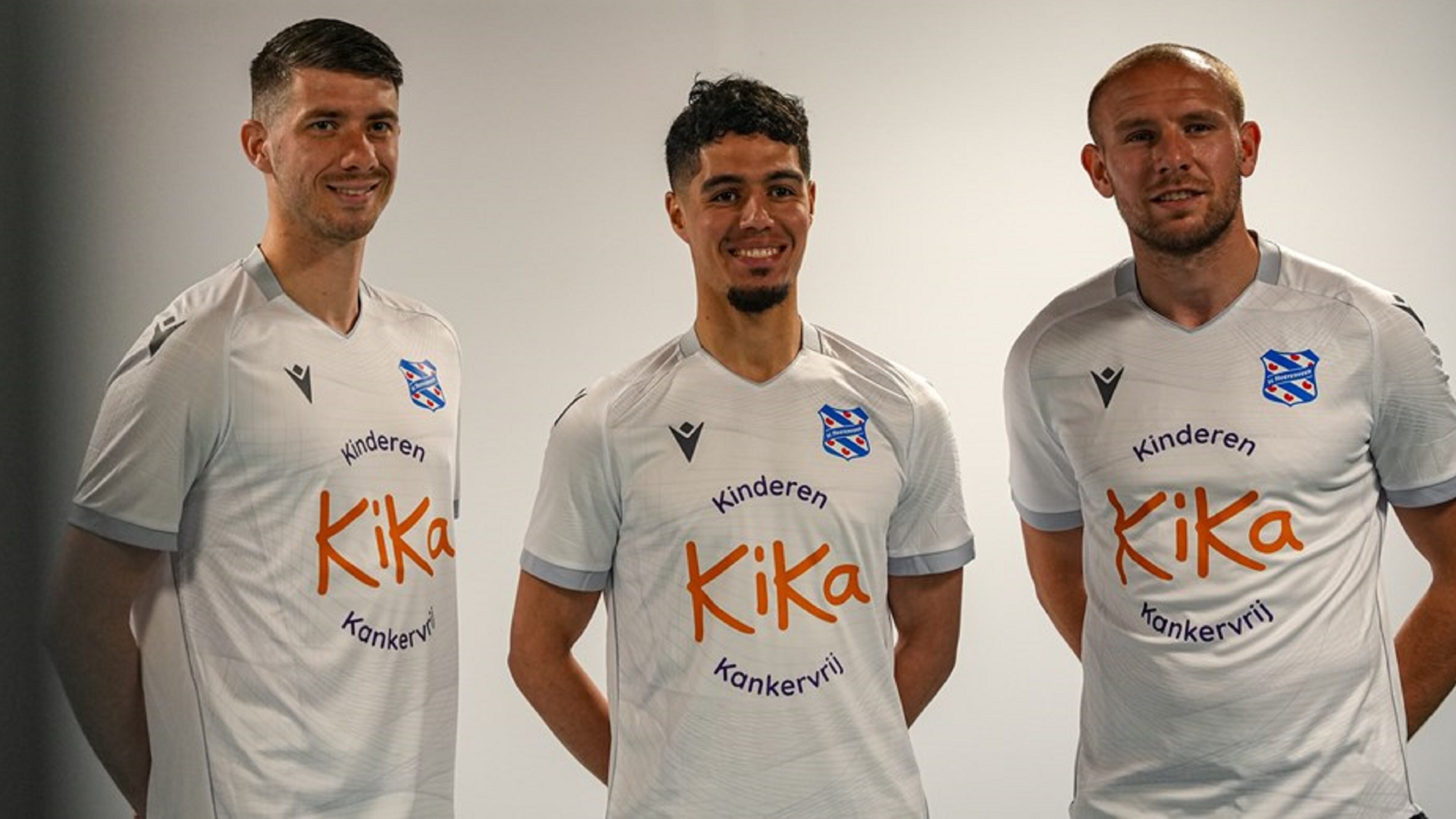 Pelle van Amersfoort, Anas Tahiri en Sven van Beek showe it KiKa-shirt