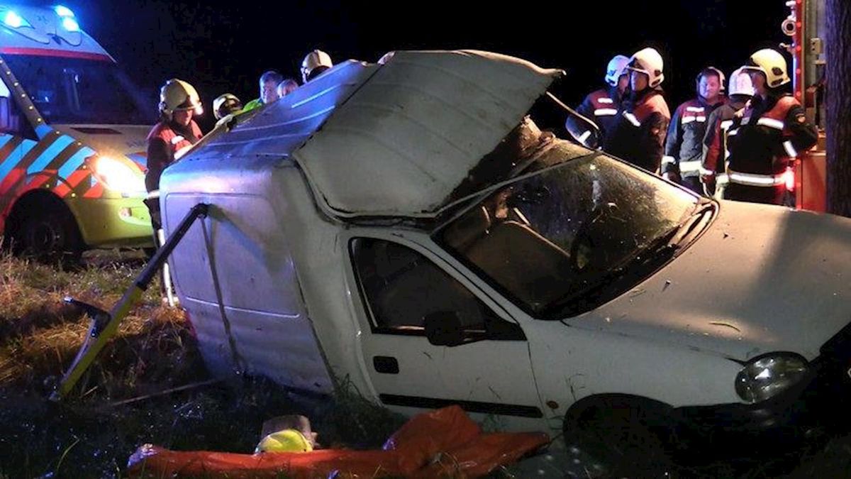 Automobilist uit Steenwijk botst tegen boom in Nijensleek