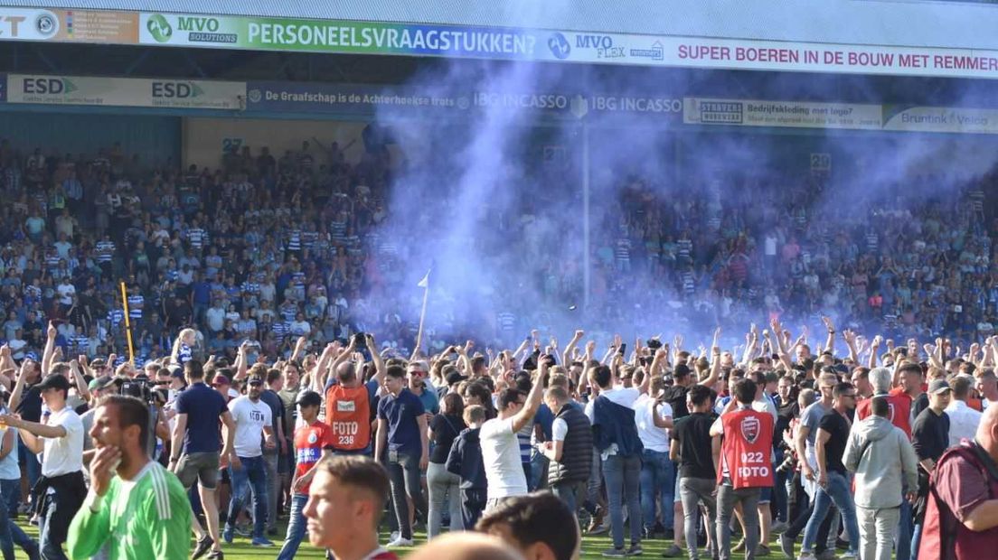 Het is feest in Doetinchem.De Graafschap heeft promotie naar de eredivisie weten te bewerkstelligen. Eigenlijk zou de selectie op het veld gehuldigd worden en daarna mochten de fans het veld in. Maar zolang konden de supporters niet wachten. Een massale uitbarsting van vreugde op de Vijverberg.