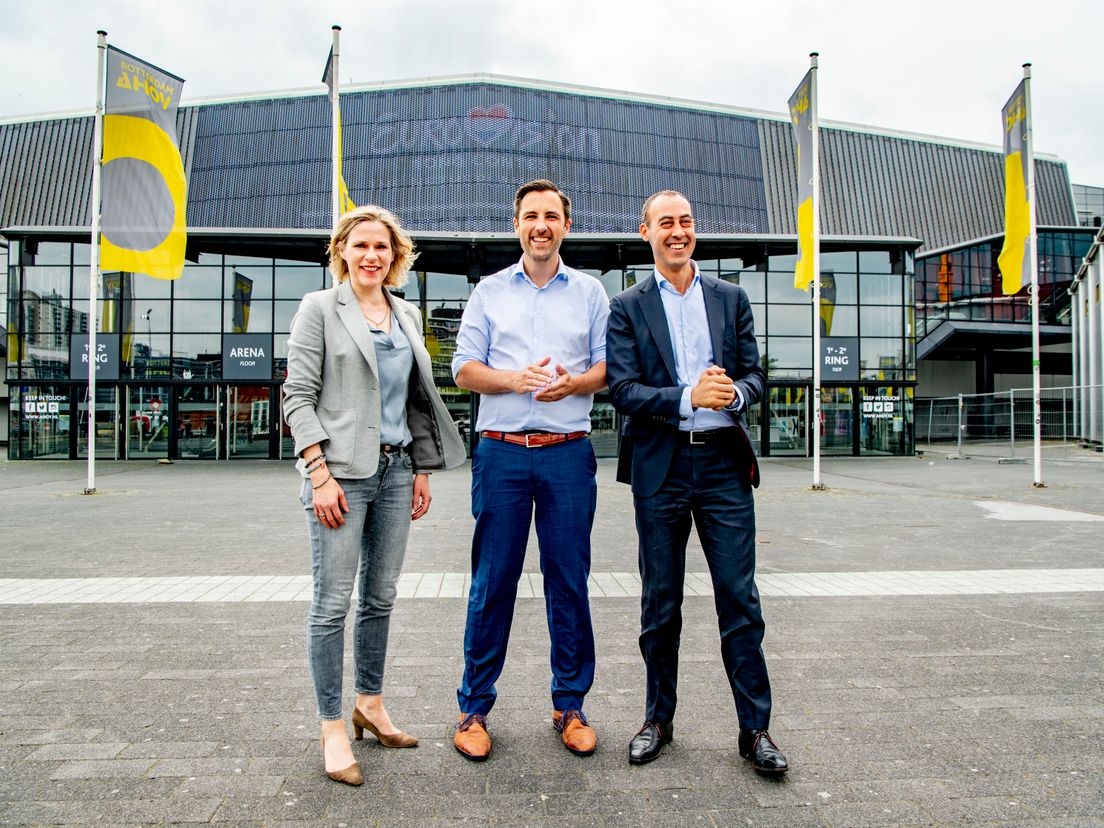 Songfestival naar Rotterdam. Met rechts wethouder Kasmi