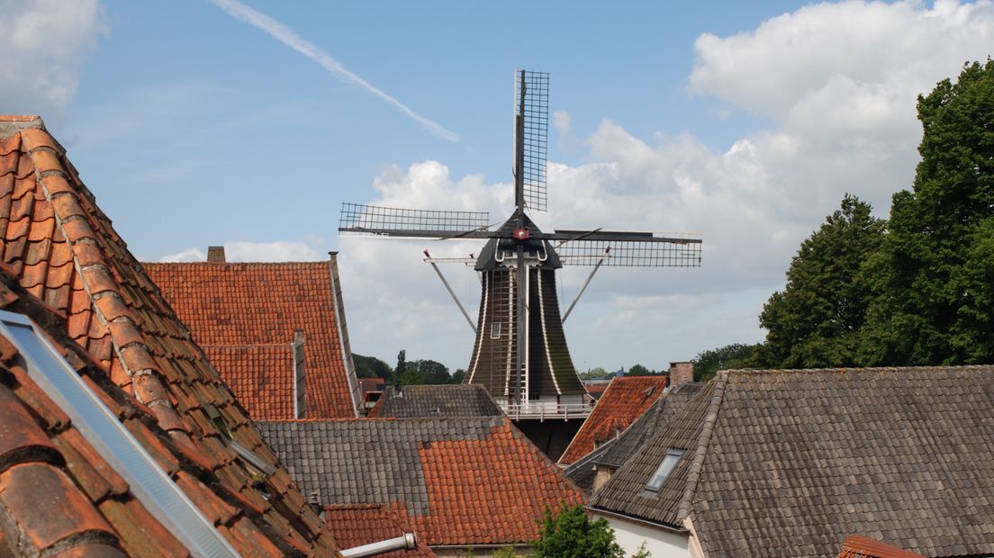 De wieken van molen De Fortuin in Hattem staan voorlopig stil. Dat komt doordat het ijzer bij de askop ernstig is aangetast.