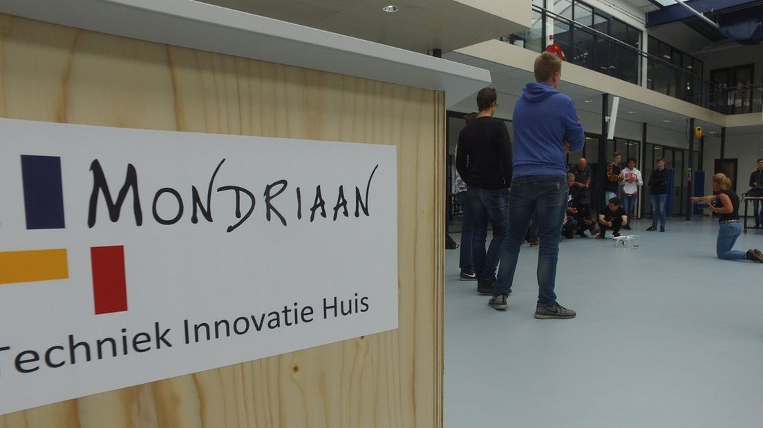Studenten oefenen met drones in Techniek Innovatie Huis ROC Mondriaan Den Haag 