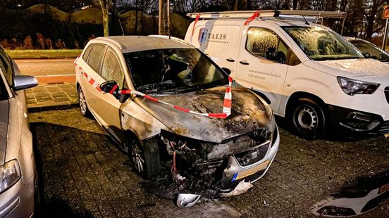 Vrachtwagen gekanteld in Vlaardingen, rommel op de weg | Auto brandt uit na knal in Vlaardingen. Vrachtwagen gekanteld in Vlaardingen, rommel op de weg | Auto brandt uit na knal in Vlaardingen.