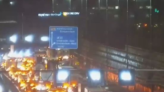 Ongeluk met zeven autos, snelweg weer helemaal open. Ongeluk met zeven autos, snelweg weer helemaal open.