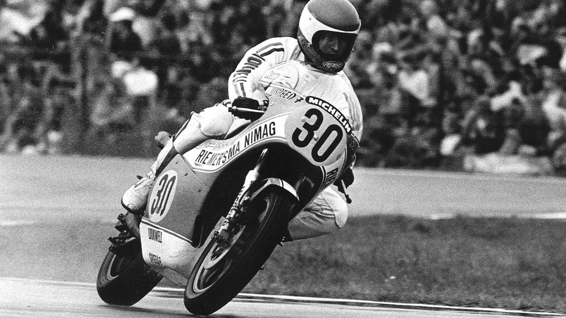 Wil Hartog in actie tijdens de race in de 500cc-klasse in 1977, het jaar dat hij de TT won (Rechten: ANP / Dick Coersen)