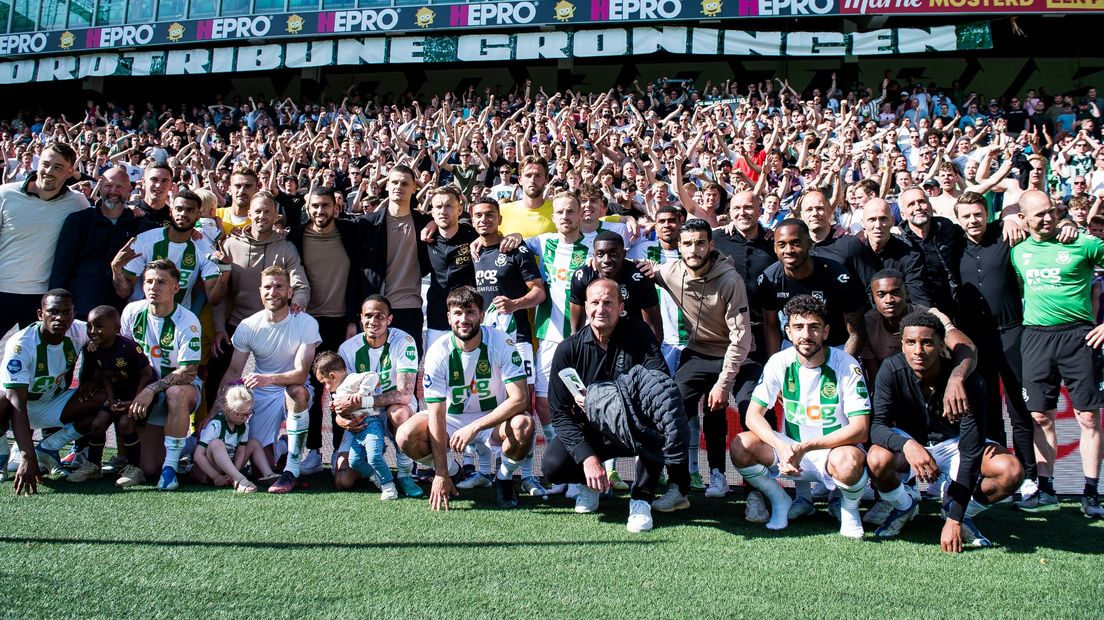 Spelers en staf van FC Groningen bedanken de supporters na de laatste competitiewedstrijd