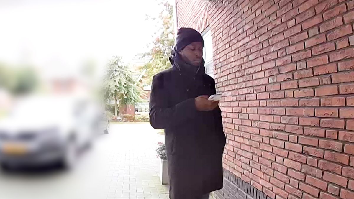 77-jarige vrouw urenlang aan de lijn gehouden door oplichter