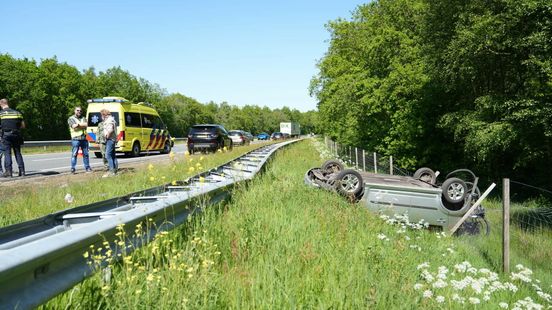Botsing op N33, auto eindigt ondersteboven in de berm. Botsing op N33, auto eindigt ondersteboven in de berm.