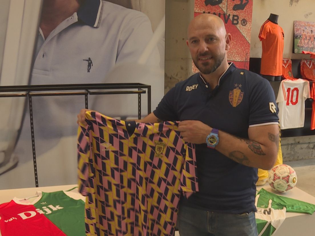Jesse Rabbeljee met één van zijn shirts