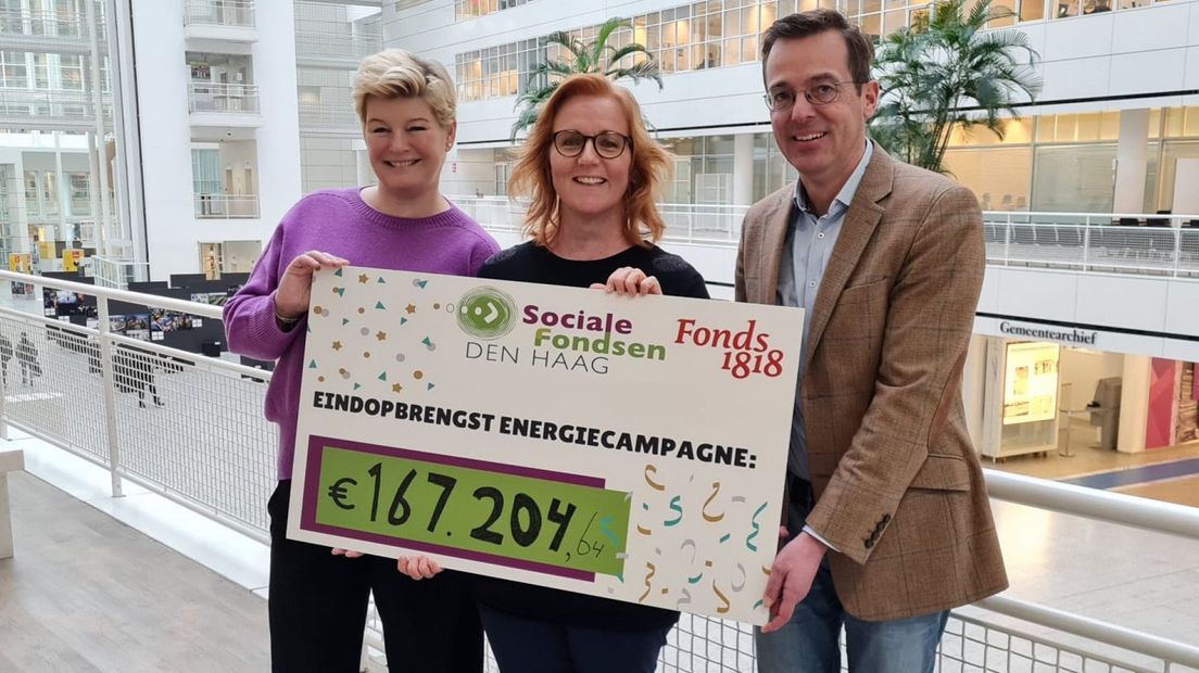 Sociale Fondsen Den Haag en Fonds 1818 geven cheque aan wethouder Vavier | Eigen foto