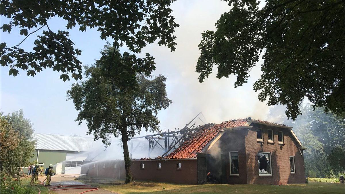 Uitslaande brand verwoest boerderij in Drouwenerveen [update]
