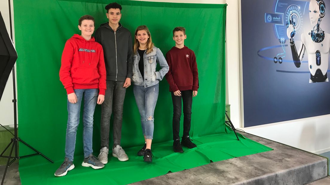 Vandaag krijgen de leerlingen les in het gebruik van een 'green screen'