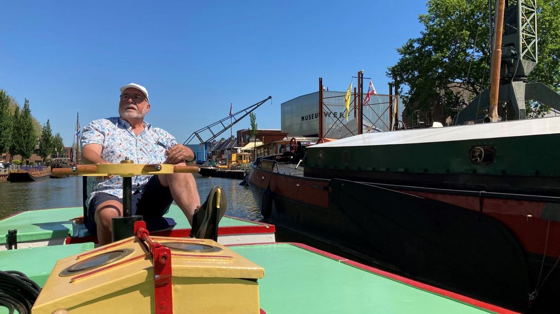 Schipper Ton Vermeulen ontspannen aan het werk