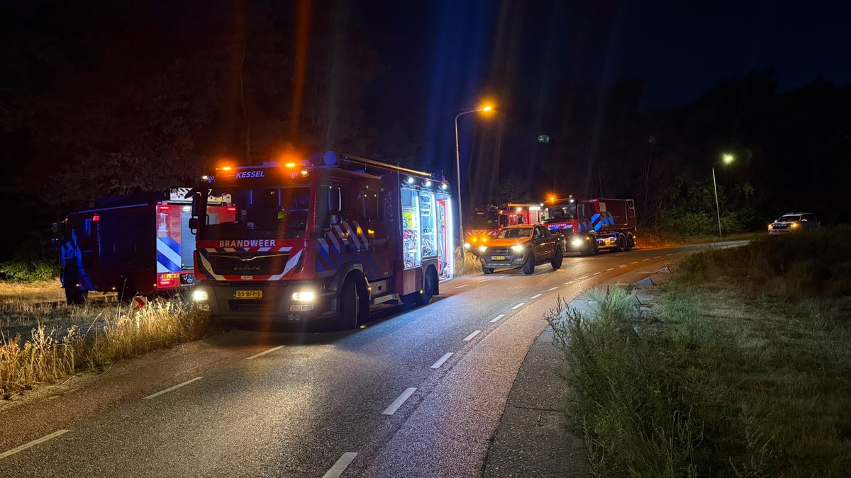 Brand Oostrum laait 's avonds laat opnieuw op, situatie snel weer onder controle