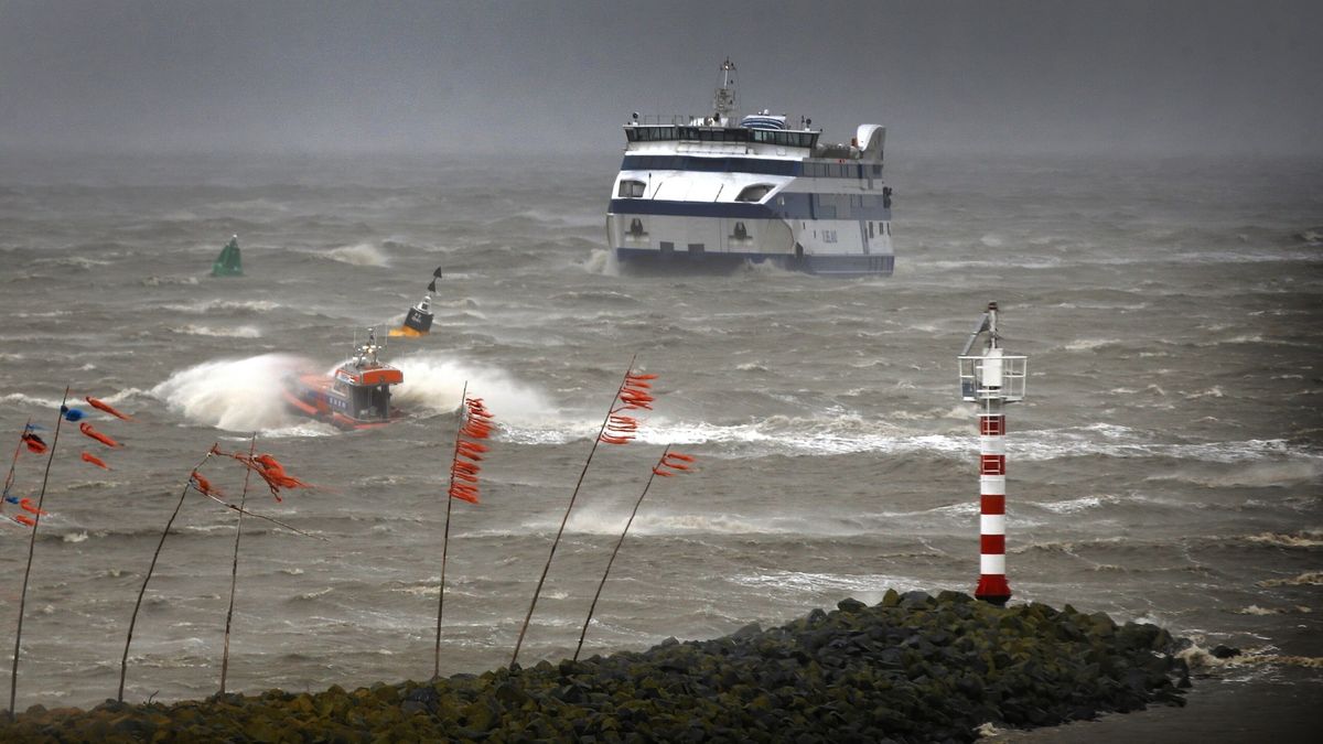"Onstuimige dag" door storm Ciarán: code oranje op Wad en IJsselmeer, veerdiensten geschrapt
