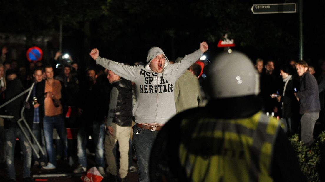 Iemand daagt de mobiele eenheid uit tijdens de Project X-rellen in Haren in 2012